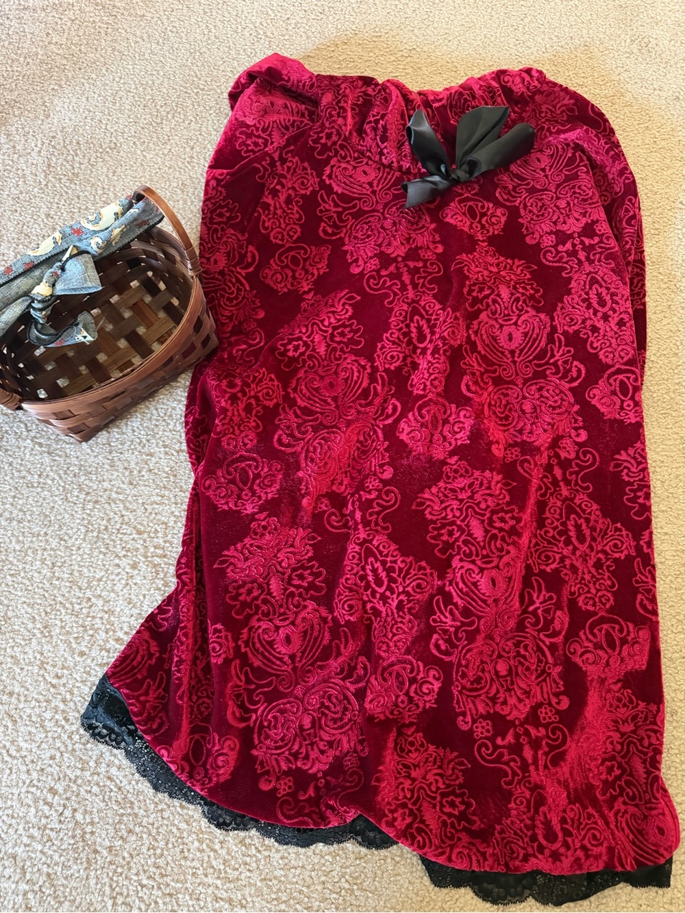 Spirit Red Velvet Hooded Cape Costume, Men’s werewolf & toddler werewolf costume - Picture 4 of 5